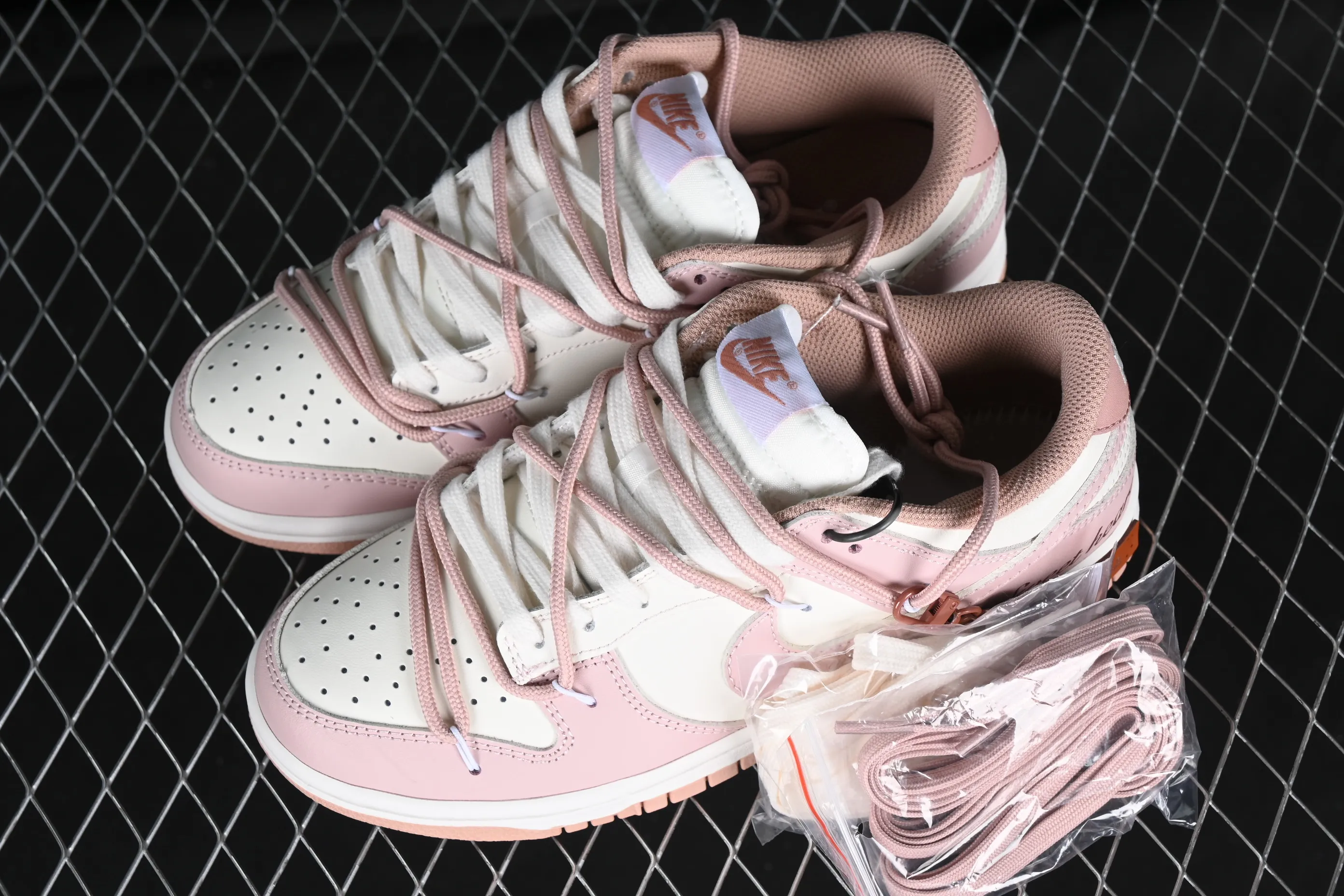 All categories Nk SB Dunk series Nk SB Dunk Low low-top sneakers Nk Dunk Low Spd berry carved rose pink retro sweetheart retro college style SB strap low-top casual sneakers DD1503-118